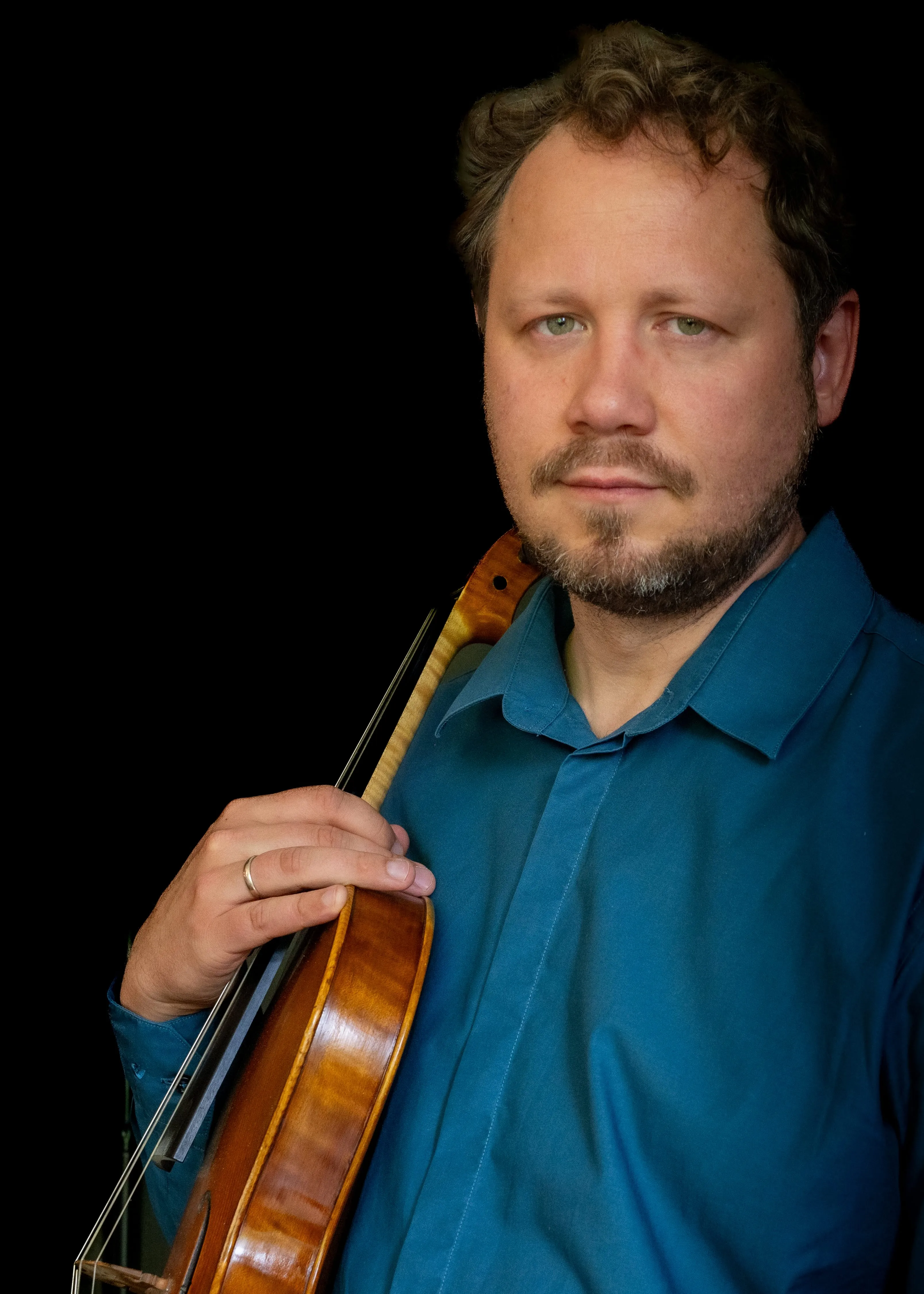 Emlyn Stam with viola, portrait © Hank Stam